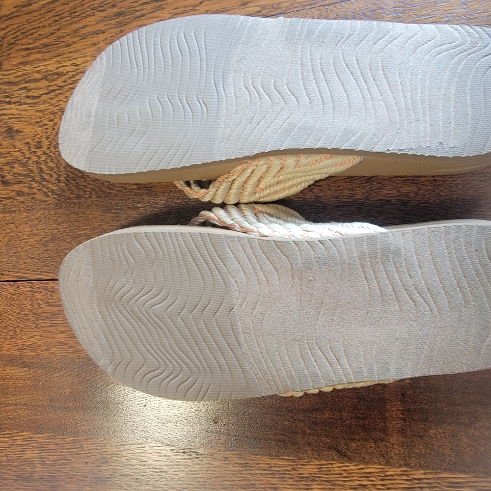 Reef Women’s Tan Rope-Style Flip Flop Sandals - Picture 4 of 5